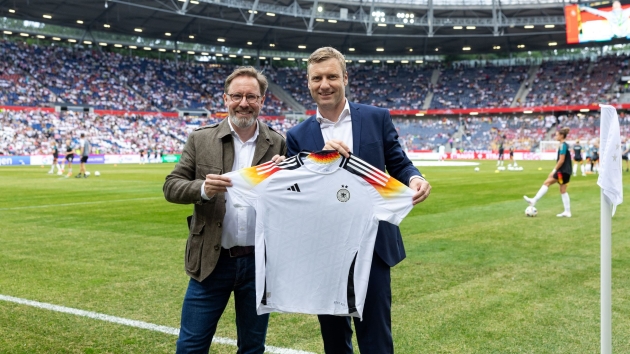 Wiesenhof ist neuer Partner der DFB-Frauen-Nationalmannschaft - Dr. Ingo Stryck, Leiter Marketing bei der PHW-Gruppe (l.), und Dr. Holger Blask, Vorsitzender der Geschäftsführung der DFB GmbH & Co.KG - Quelle: DFB/Yuliia Perekopaiko